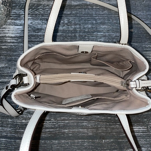 Leather Coach crossbody with removable shoulder strap and inside zip pocket. - Picture 8 of 12